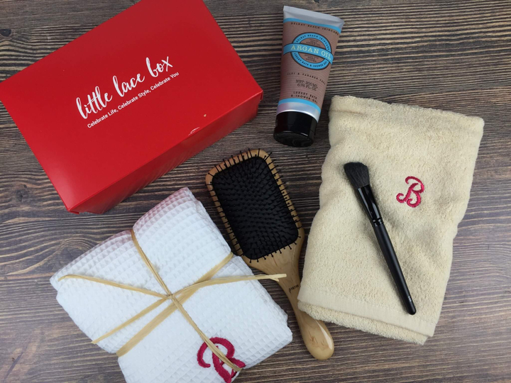 Little Lace Box August 2016 review