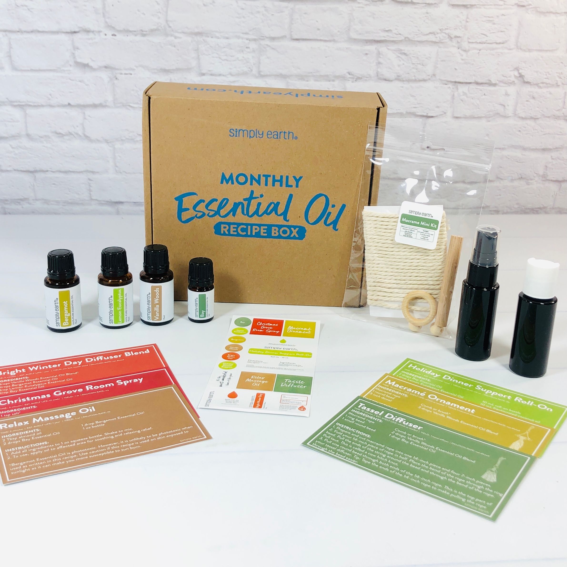 Simply Earth December 2021 Essential Oil Box: Holiday Scents